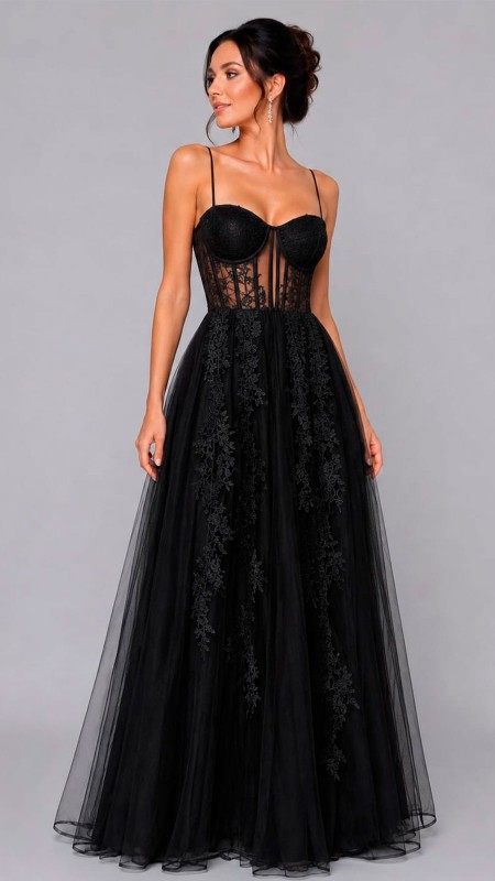 VESTIDO NEGRO EN ESTRAPLE CON DETALLES DE FLORES EN EL VESTIDO Y TRANSPARENCIA EN LA PARTE SUPERIOR