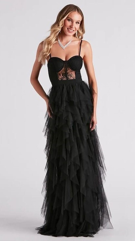 VESTIDO NEGRO POMPOSO MINI CAPAS