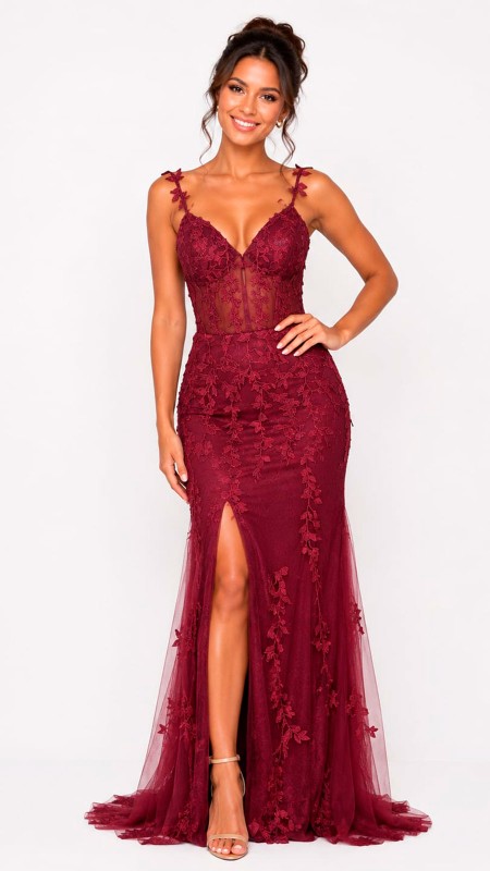 VESTIDO COLOR VINO CON ESTAMPADO DE FLORES EN EL VESTIDO Y EN LOS TIROS, CON CORSET