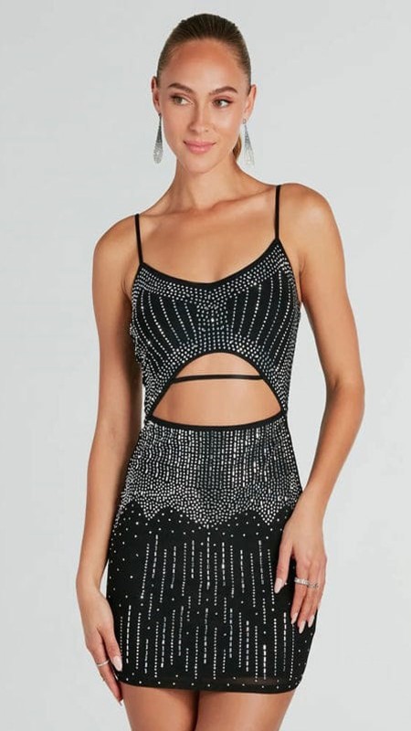 VESTIDO CORTO NEGRO CON BRILLOS PLATEADOS ESCOTE EN ABDOMEN