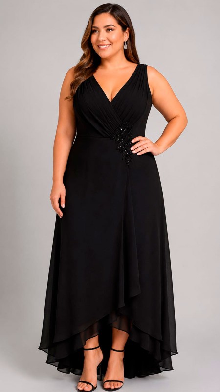 VESTIDO NEGRO EN TELA SEDA CON DETALLE DE FLOR EN EL ESCOTE EN V