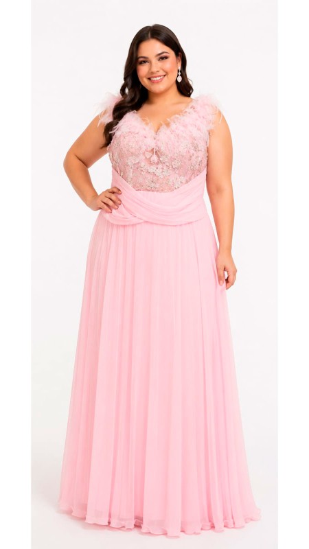 VESTIDO COLOR ROSA EN TONO PASTEL CON DETALLES DE PLUMAS EN LOS HOMBROS