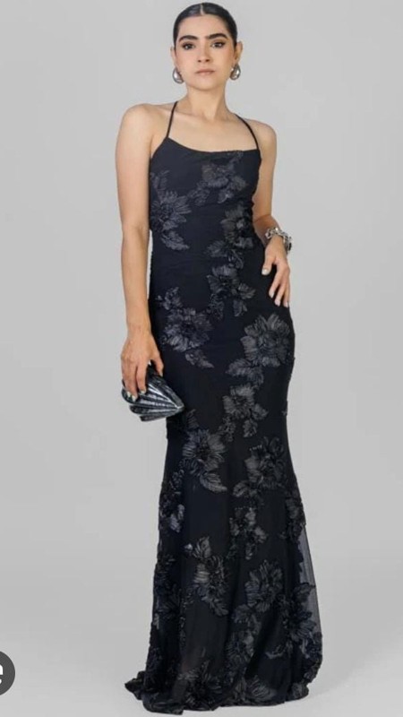 VESTIDO NEGRO CON LFLORES SIRENA