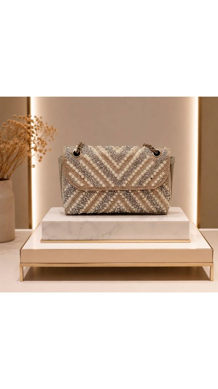 CARTERA ESTILO BANDOLERA PLATEADA CON PERLAS