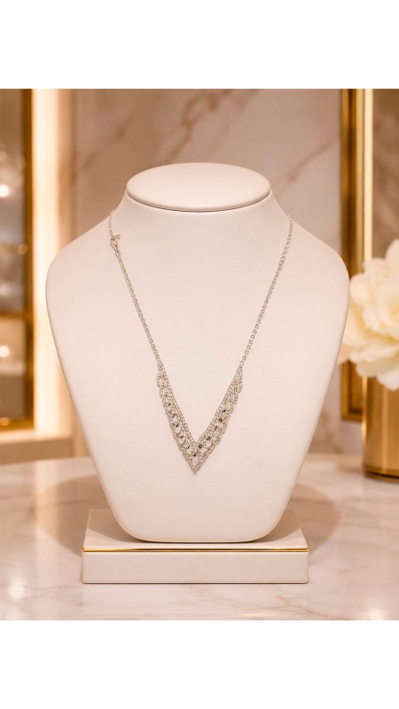COLLAR COLOR PLATEADO EN FORMA DE V