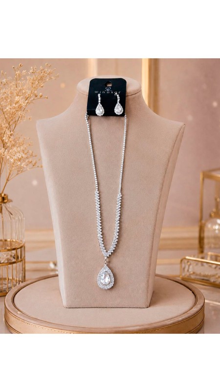COLLAR MAS ARETES EN FORMA DE GOTA