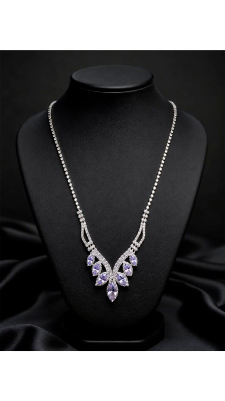 COLLAR EN FORMA DE DIAMANTES COLOR LILA CLARO