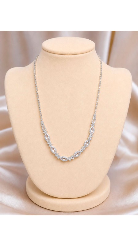 COLLAR CON PEQUEÑAS PERLAS REDONDAS