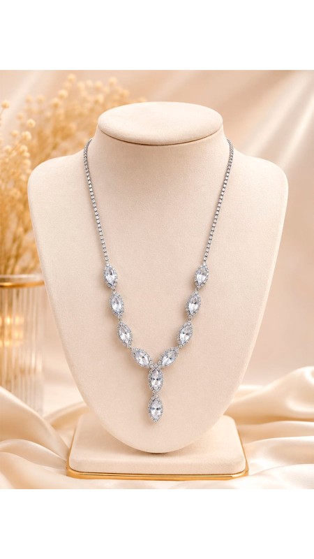 COLLAR CON DIAMANTES PLATEADOS