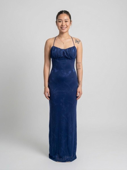 AZUL MARINO AL CUERPO