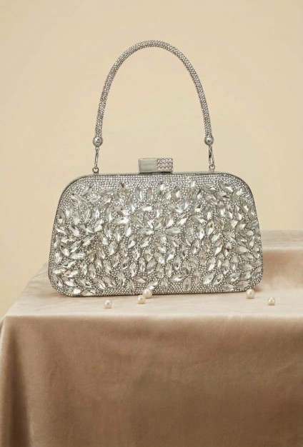 CARTERA PLATEADA DE MANO