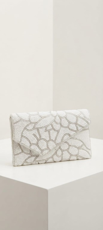 CARTERA DE MANO COLOR BLANCA CON PEDRERIA