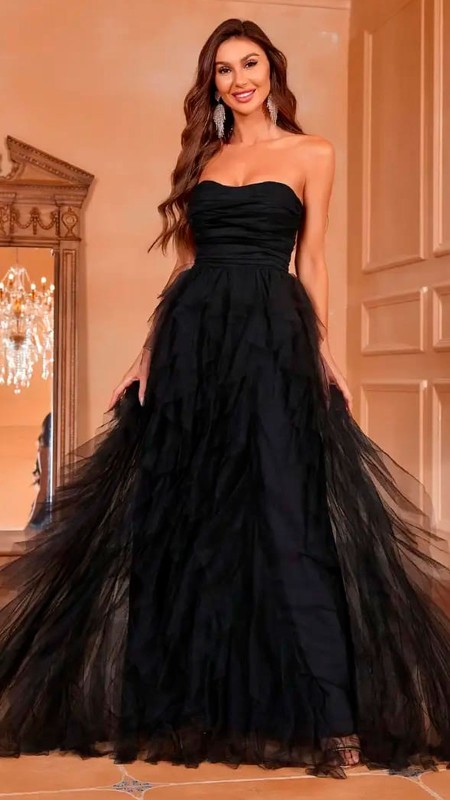 VESTIDO NEGRO ESTRAPLE DE CAPAS