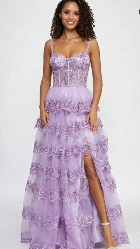 VESTIDO LILA POMPOSO DE CAPAS