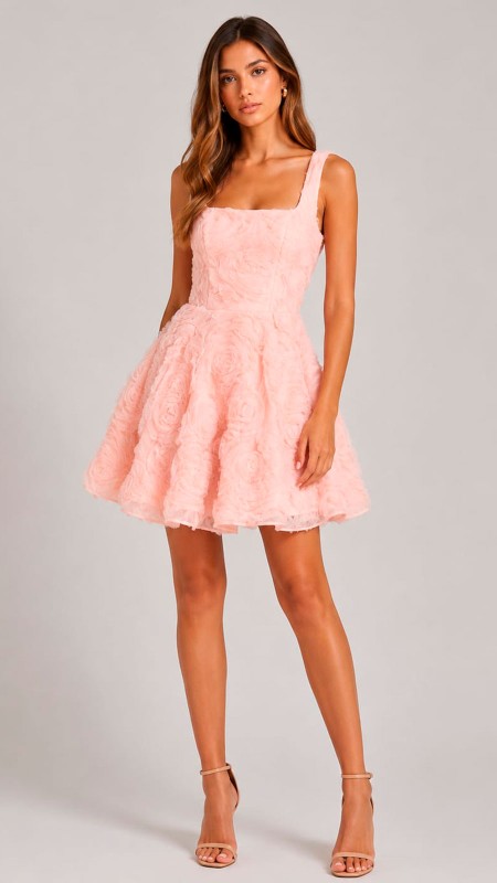 VESTIDO ROSADO CON DETALLES DE ROSAS DE GASA