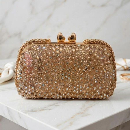 CARTERA DORADA CON DETALLES DE CORAZON