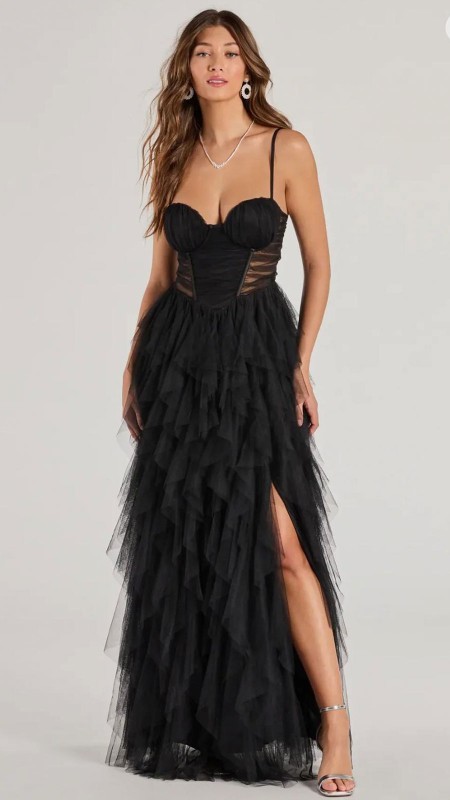 VESTIDO NEGRO CON TRANSPARENCIA Y CAPAS DE TULL