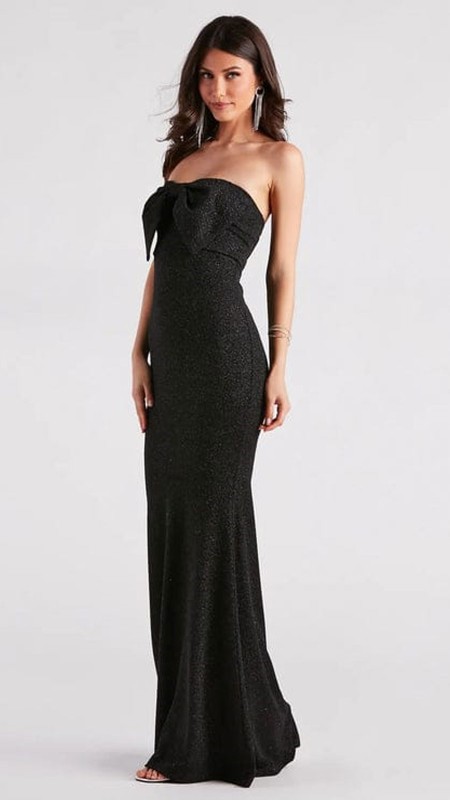 VESTIDO NEGRO ESTRAPLE CON MOÑO